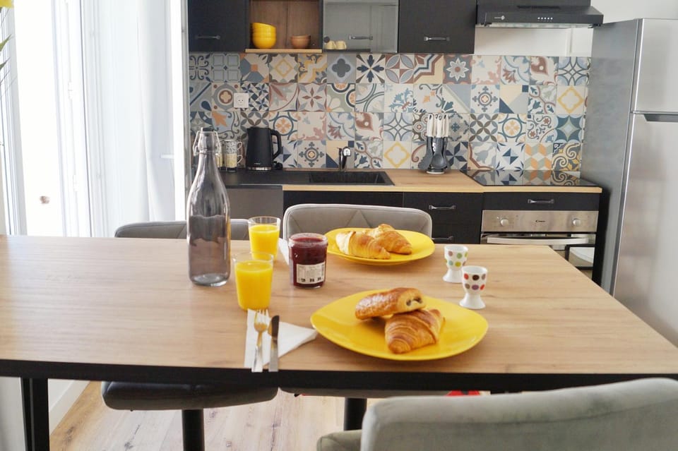 Kitchen or kitchenette, Food and drinks, Dining area, Food, Breakfast, Continental breakfast