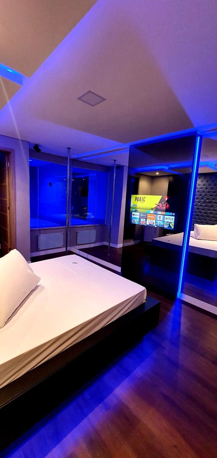 Bed, TV and multimedia, Photo of the whole room, Decorative detail