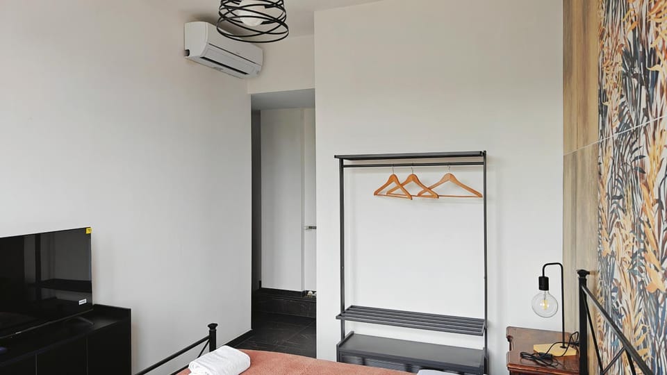 TV and multimedia, Photo of the whole room, air conditioner