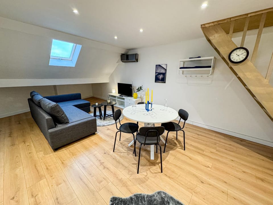 TV and multimedia, Living room, Seating area, Dining area