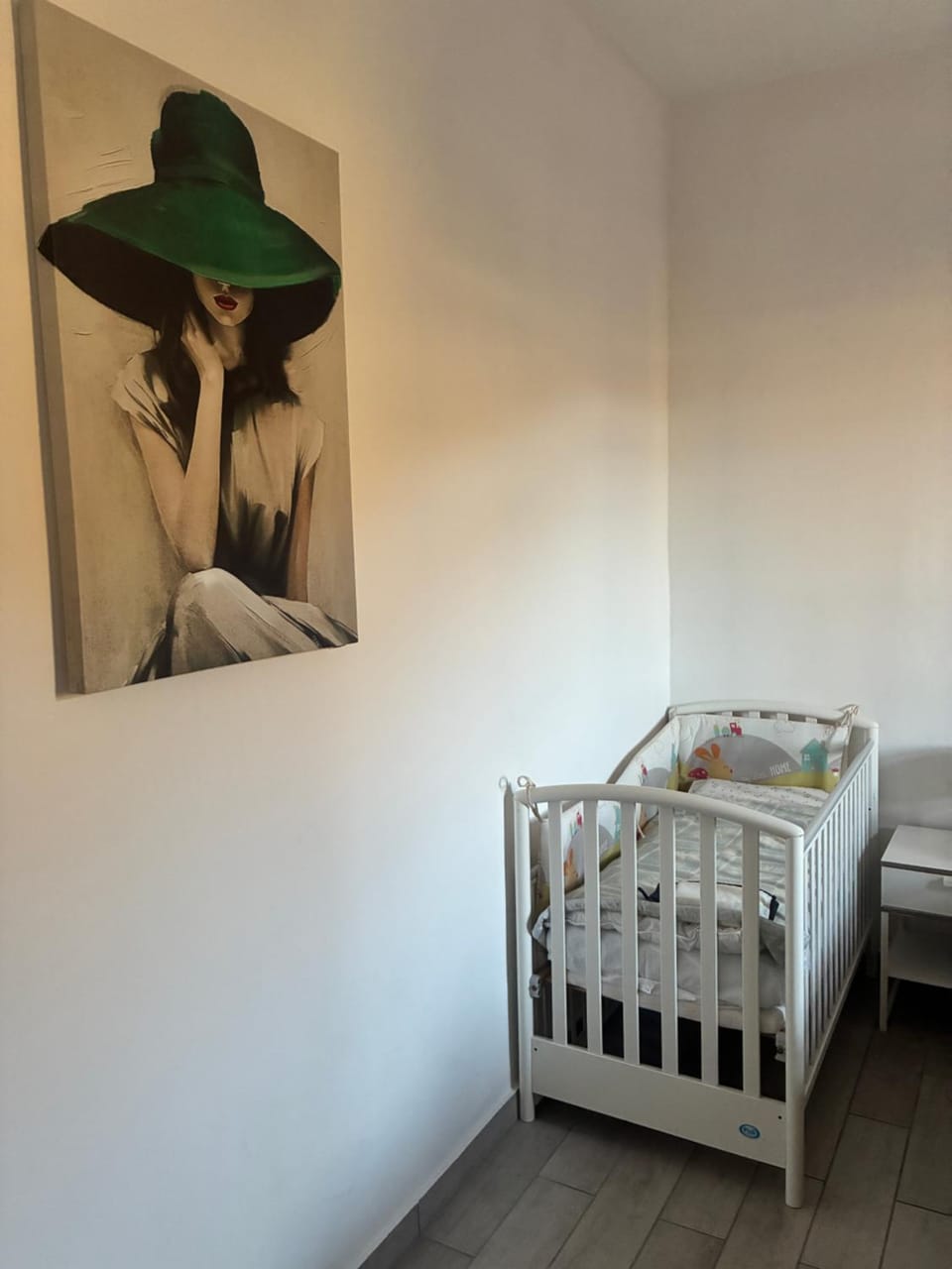 Photo of the whole room, Bedroom, cot