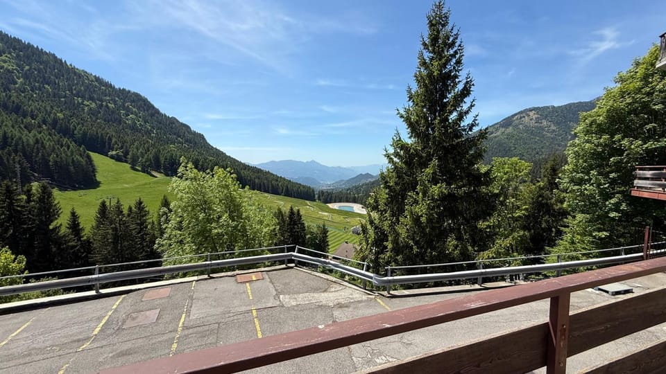 Nearby landmark, Natural landscape, Mountain view