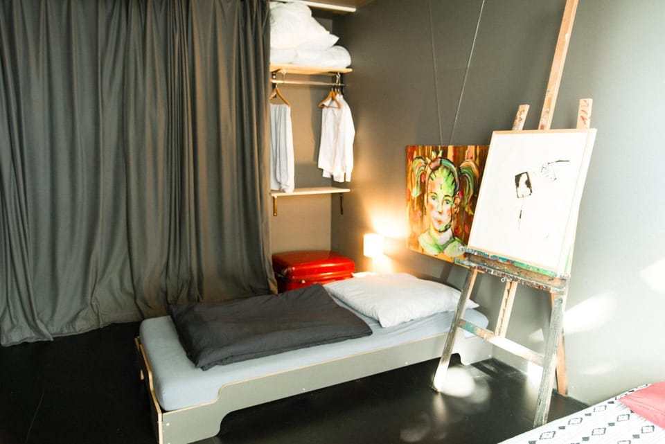 Zimmer in Atelierwohnung Vacation rental in Cologne