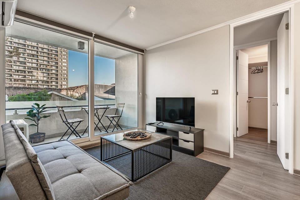 Cozy Apartment with AC Steps from Metro Hospitales Apartment in Recoleta