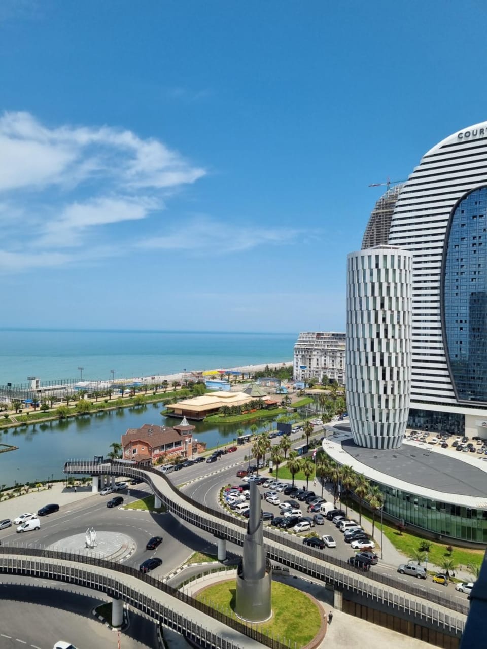 Property building, Day, Neighbourhood, City view, Location, Parking