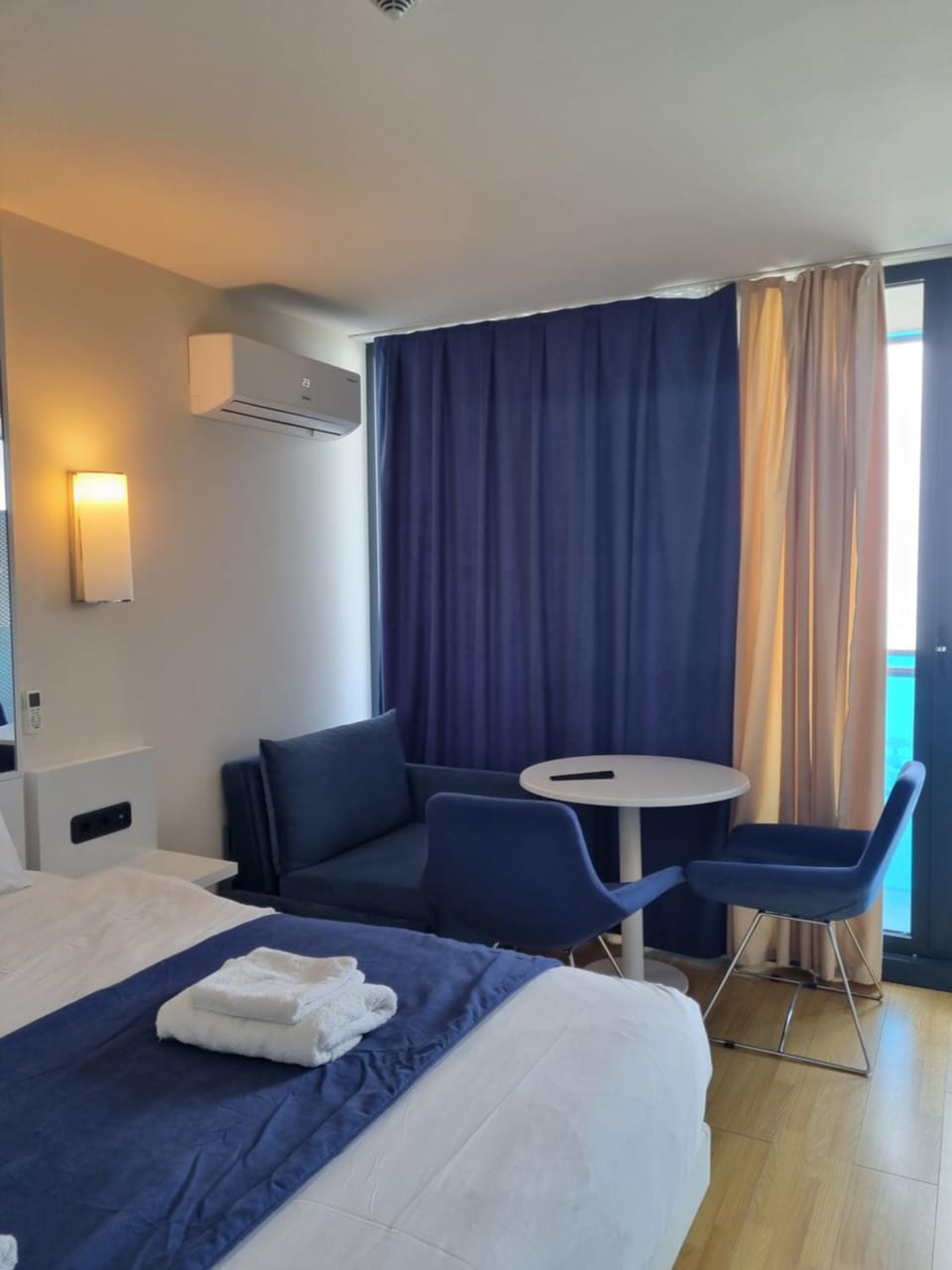 Bed, Living room, Photo of the whole room, Seating area, Bedroom, towels