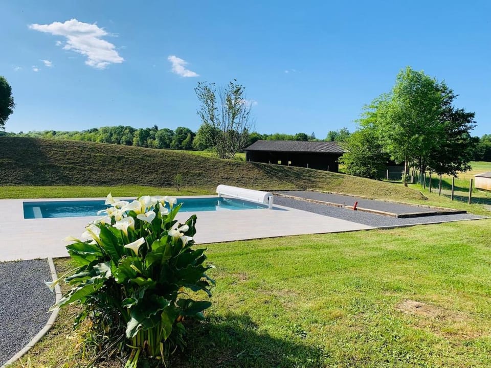 Maison familiale au vert avec piscine et pétanque House in Nouvelle-Aquitaine