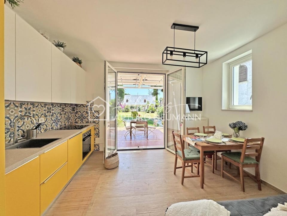 Kitchen or kitchenette, Living room, Seating area, kitchen