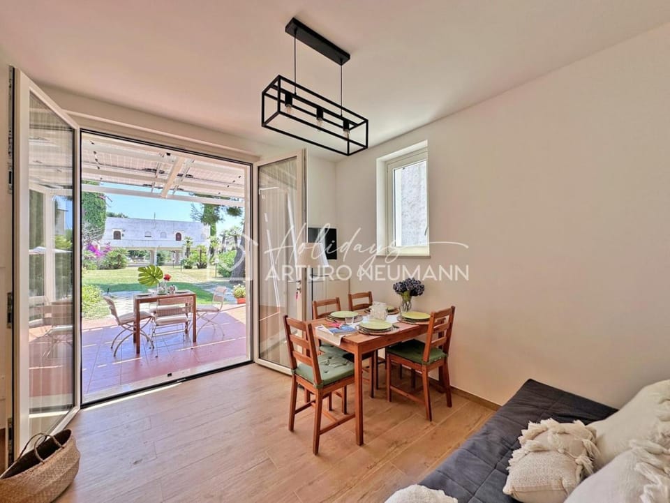 Day, Living room, Seating area
