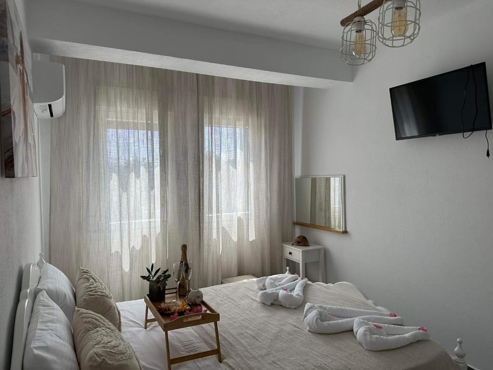 Bed, TV and multimedia, Bedroom