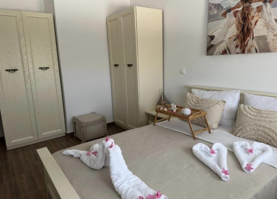 Bed, Bedroom, towels, wardrobe
