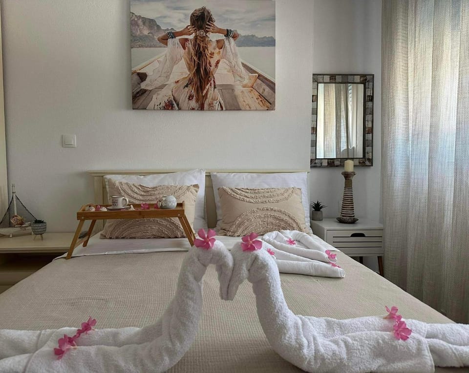 Bed, Bedroom, towels