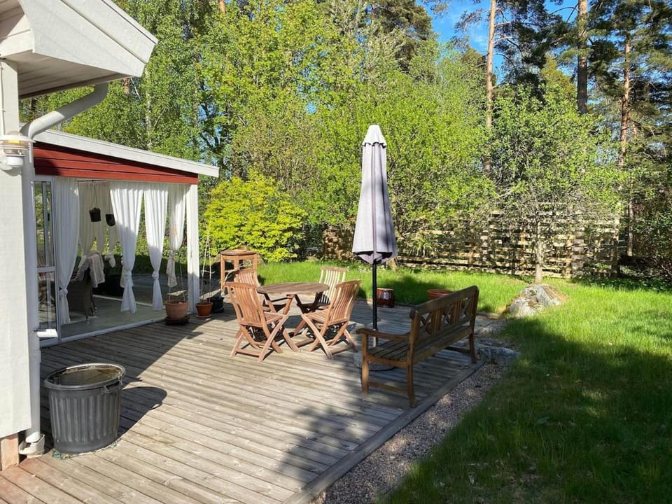 Scenic cottage near lake Villa in Västra Götaland County