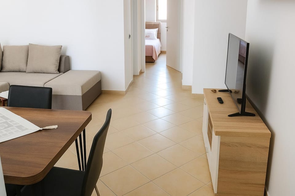 Communal lounge/ TV room, Bed, TV and multimedia, Living room, Photo of the whole room, Seating area
