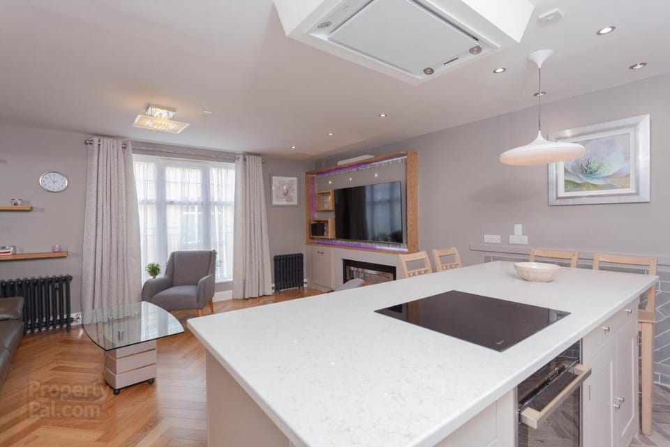 TV and multimedia, Kitchen or kitchenette, Seating area