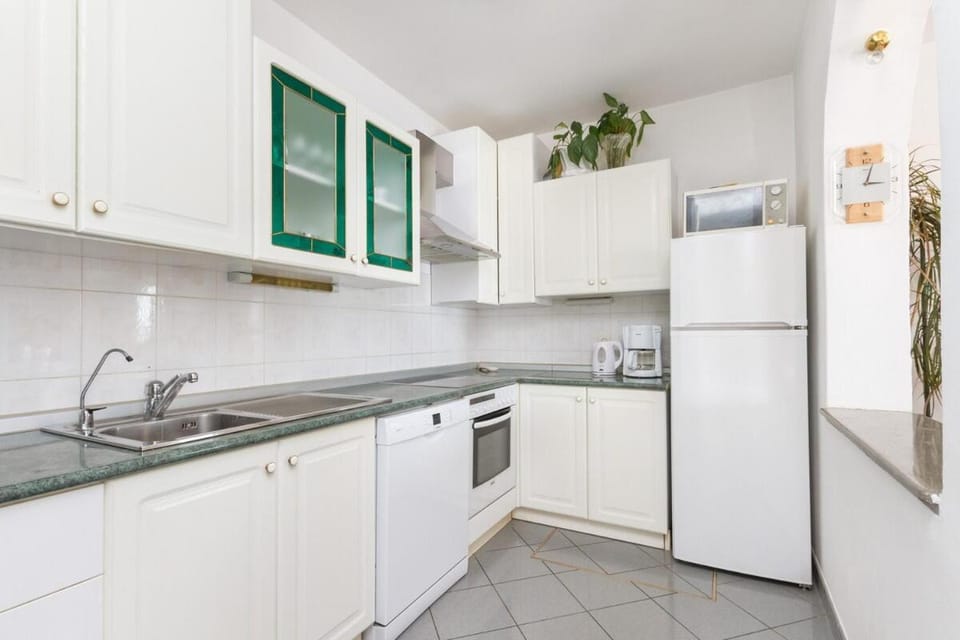 LUXURY VILLA CIOVO Sleeps 17, Infinity Pool, Seafront Villa in Okrug Gornji