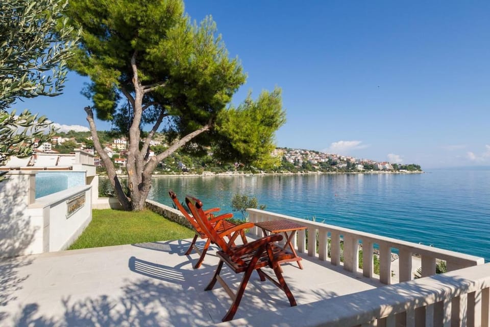 LUXURY VILLA CIOVO Sleeps 17, Infinity Pool, Seafront Villa in Okrug Gornji