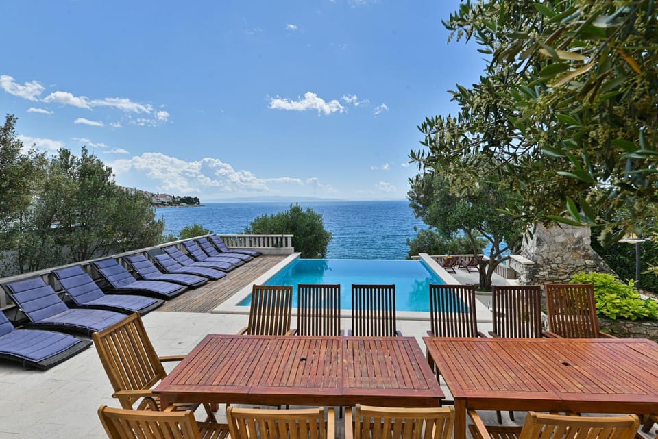 Swimming pool, sunbed