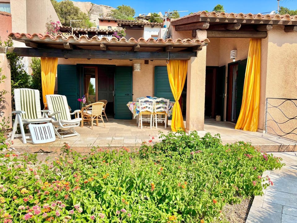 Property building, Patio, Day, Garden, Garden view