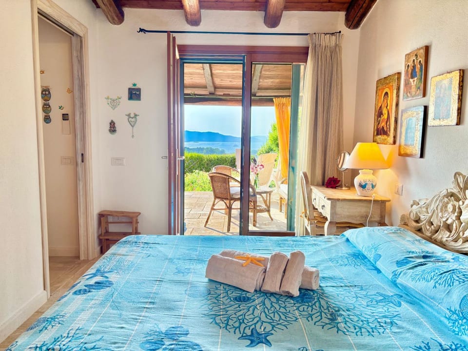 Photo of the whole room, Bedroom, Sea view