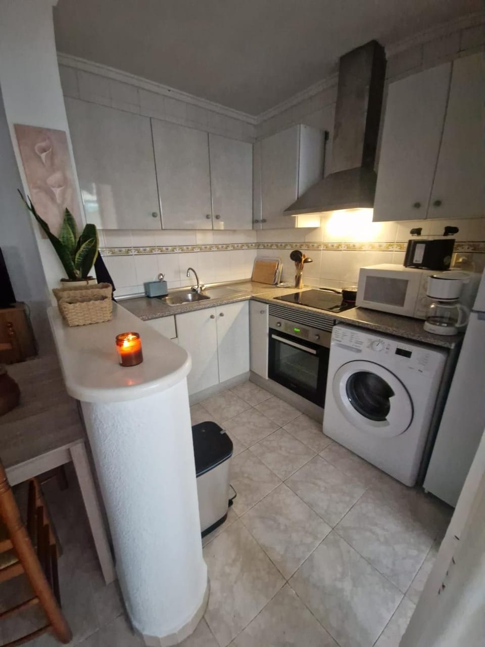 Kitchen or kitchenette, oven, toaster, washing machine