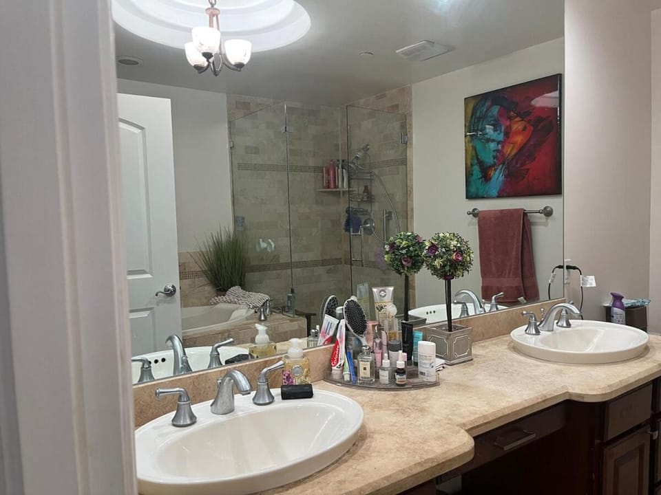 Studio City Chic Large Contemporary Condo Apartment in Studio City