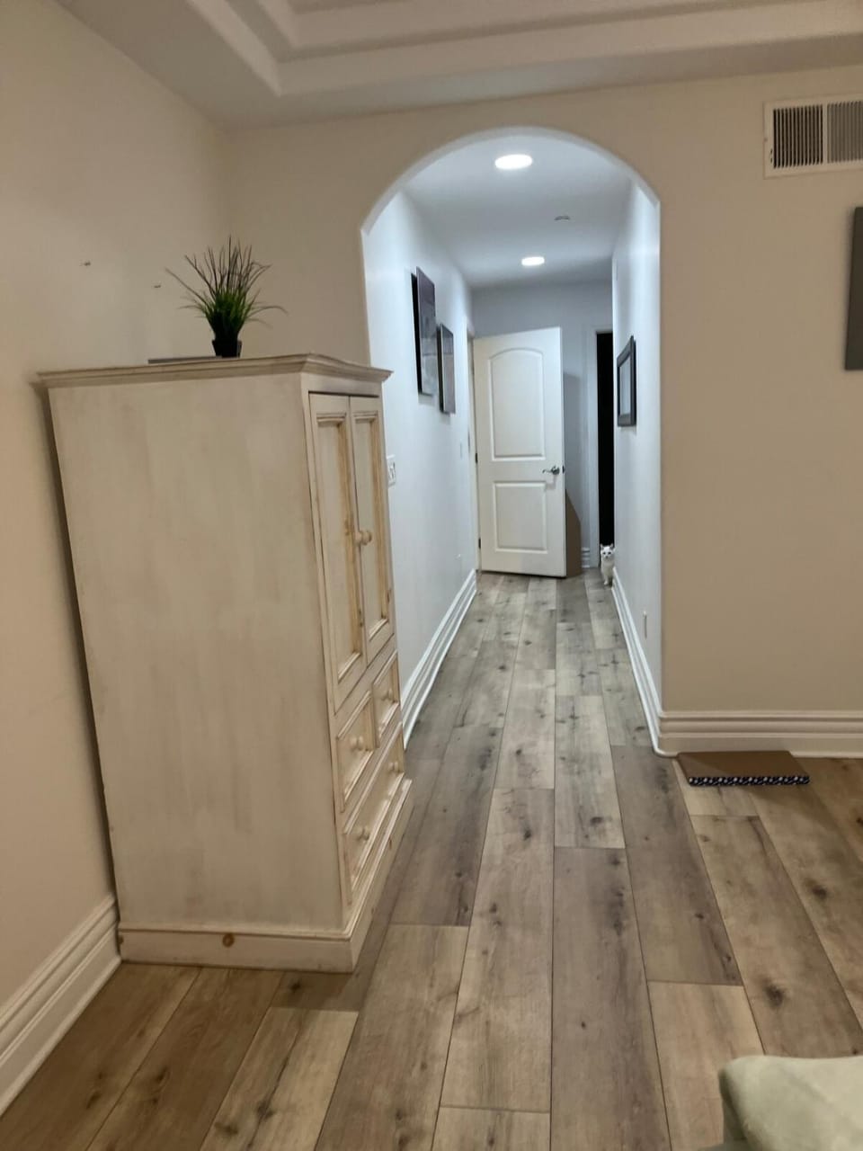 Studio City Chic Large Contemporary Condo Apartment in Studio City