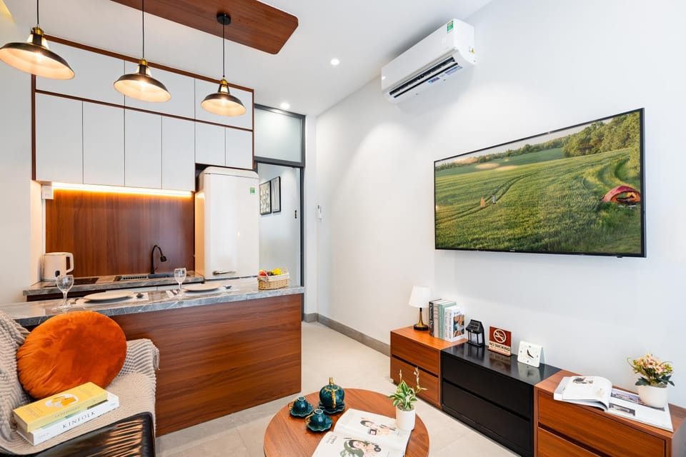 TV and multimedia, Coffee/tea facilities, Kitchen or kitchenette, Living room, Seating area, Dining area, stove, air conditioner