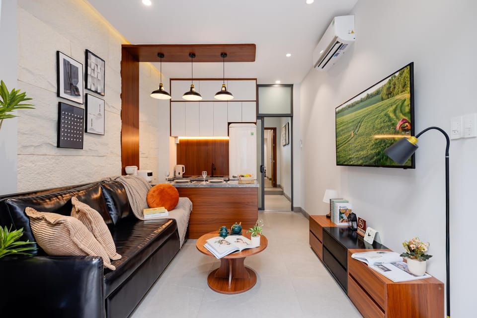 TV and multimedia, Kitchen or kitchenette, Living room, Seating area, kitchen, air conditioner