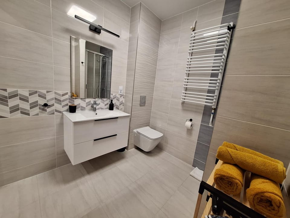 Shower, Toilet, towels