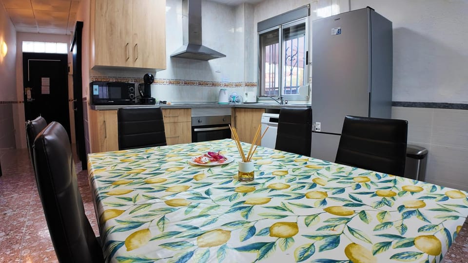 Bed, Kitchen or kitchenette, Photo of the whole room, Dining area, Bedroom, oven, pet friendly