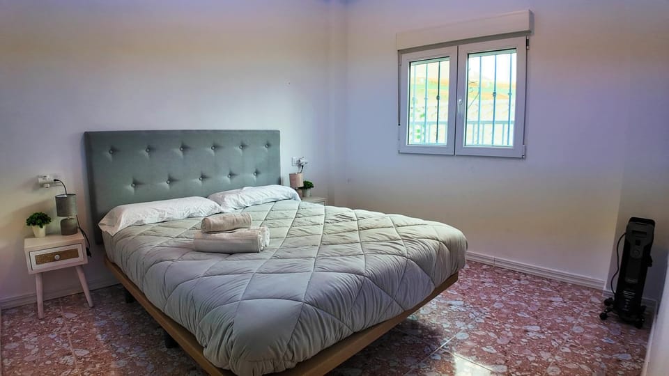 Bed, TV and multimedia, Living room, Photo of the whole room, Seating area, Bedroom
