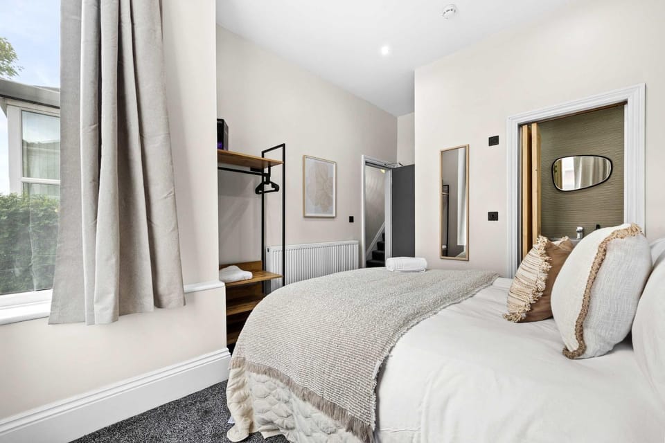 Bedroom, wardrobe