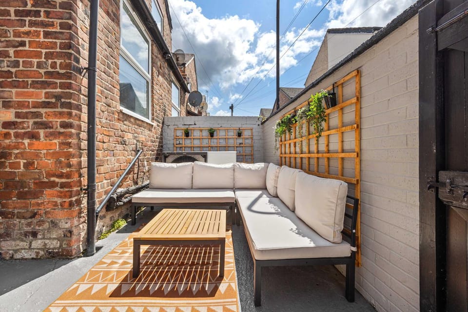 Property building, Balcony/Terrace, Seating area