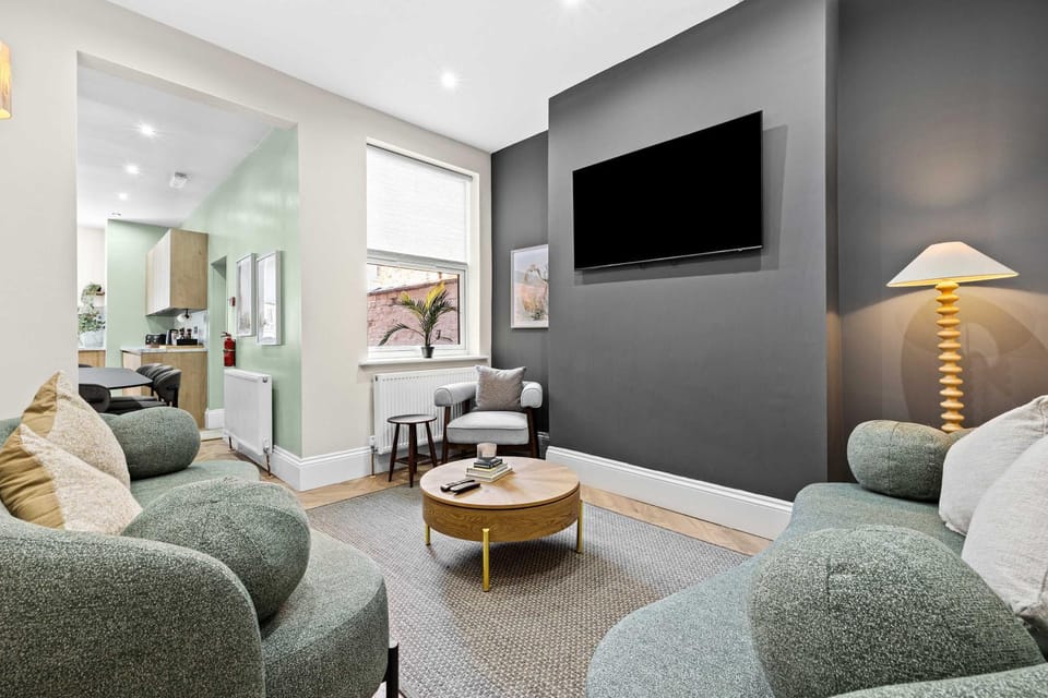Communal lounge/ TV room, TV and multimedia, Living room, Seating area, Evening entertainment