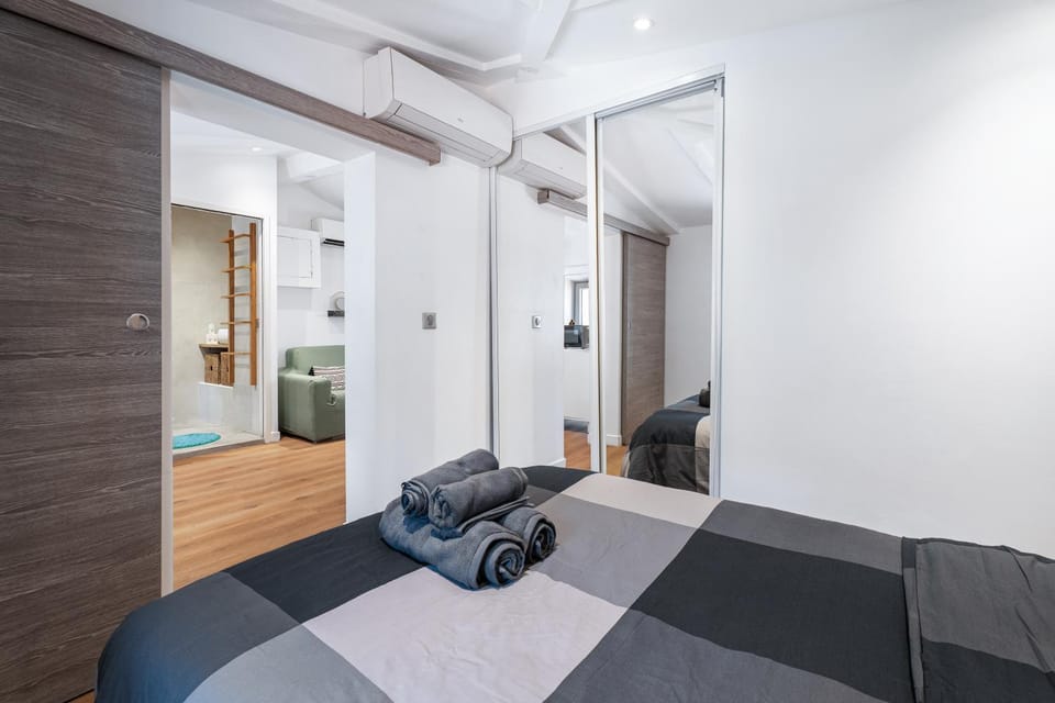 Photo of the whole room, Bedroom