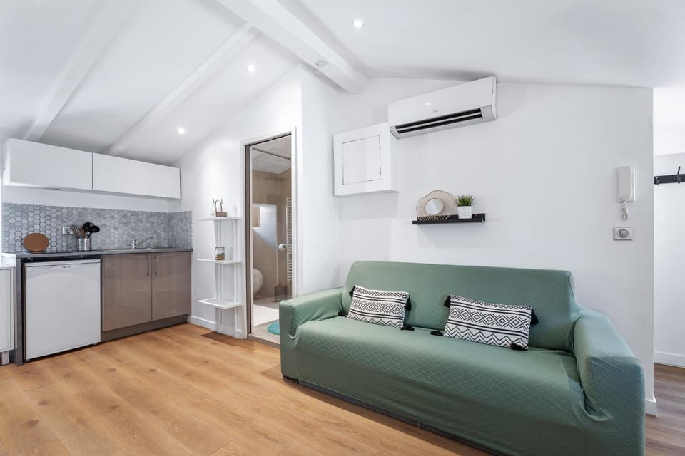 Kitchen or kitchenette, Living room, Seating area, air conditioner