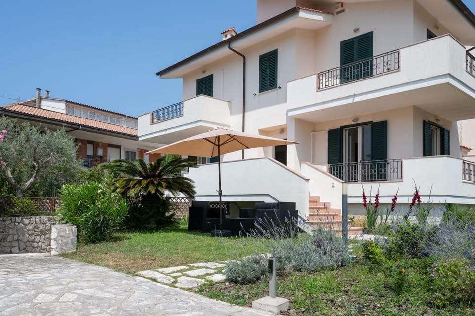 Property building, Patio, Day, Garden, Garden, Balcony/Terrace, Balcony/Terrace, Garden view