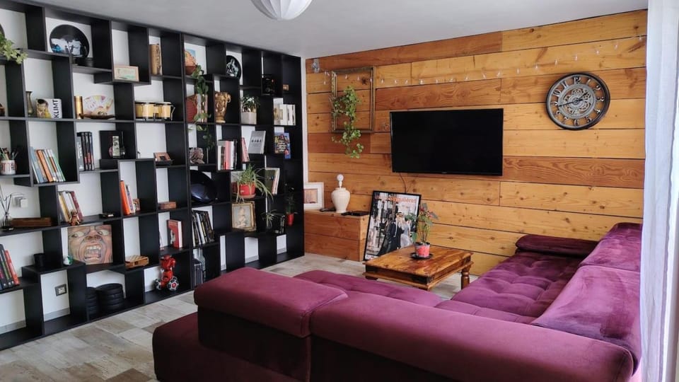 TV and multimedia, Living room, Seating area, Evening entertainment