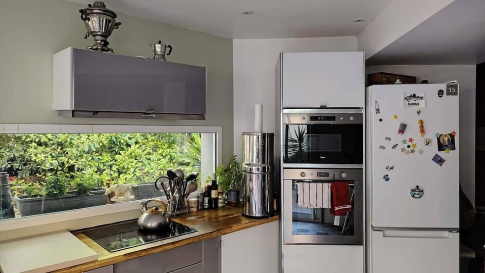 Coffee/tea facilities, Kitchen or kitchenette, dishwasher, oven, stove