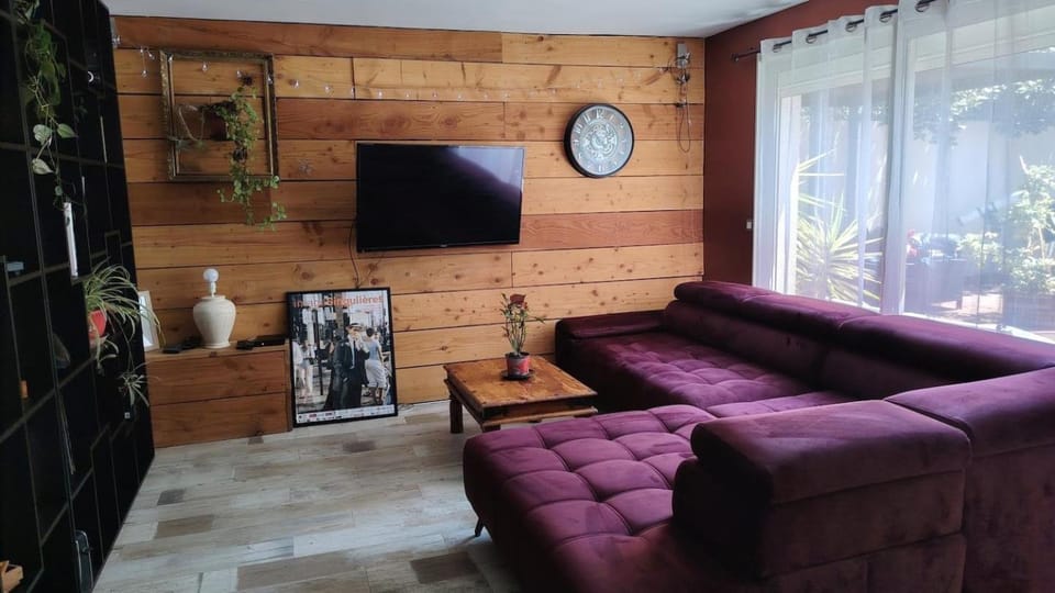 TV and multimedia, Living room, Seating area, Evening entertainment