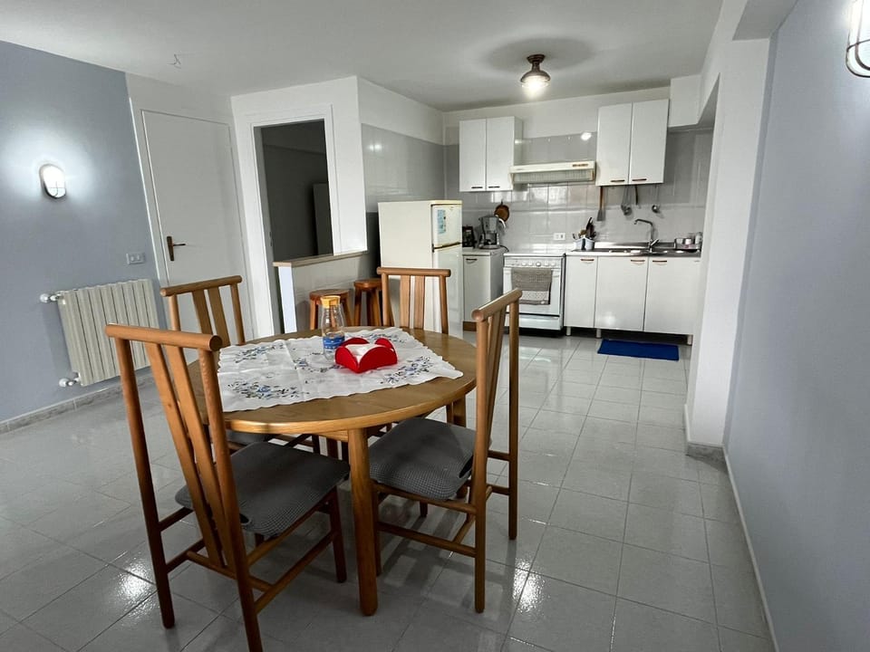 Kitchen or kitchenette, Dining area, oven, stove