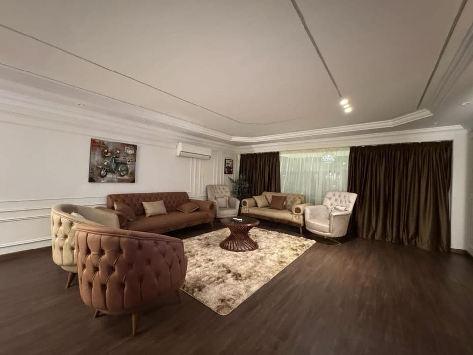 Living room, Seating area