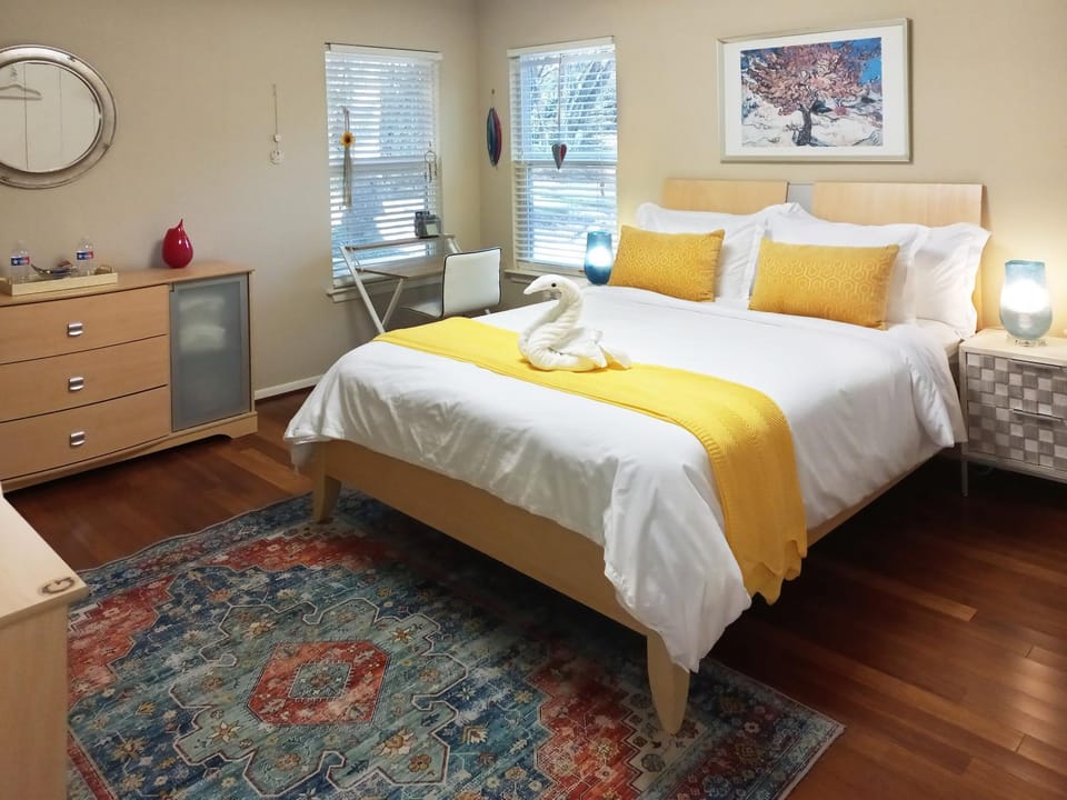 Photo of the whole room, Bedroom