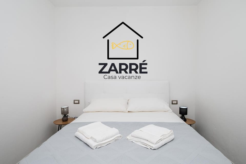 Bed, Property logo or sign, Photo of the whole room, Logo/Certificate/Sign, Bedroom, towels