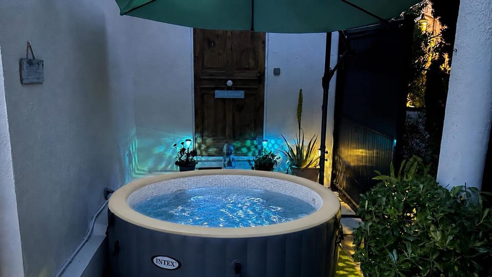 Oasis de verdure en centre-ville - jacuzzi privé Apartment in Mandelieu-La Napoule
