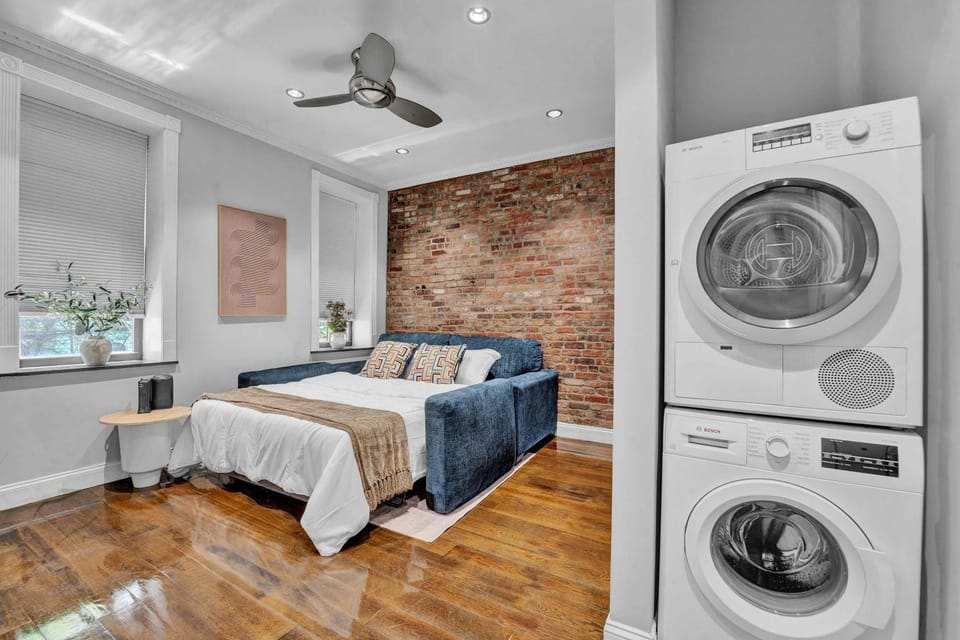 Photo of the whole room, washing machine, dryer