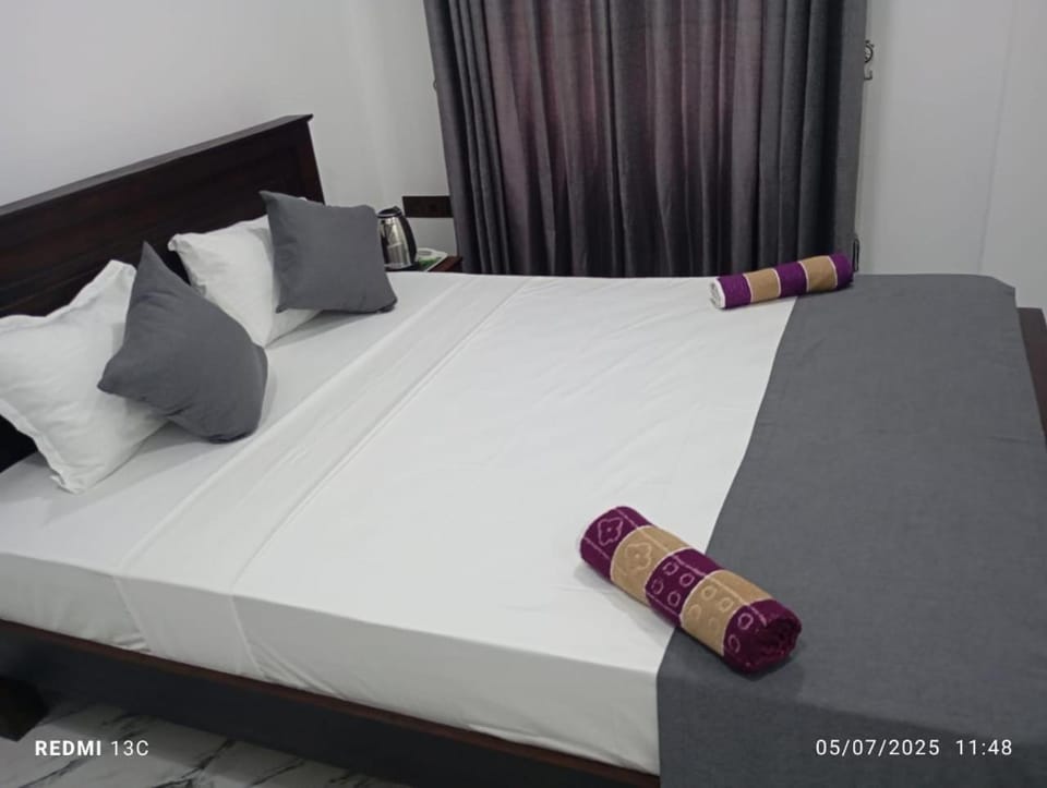 Bed, Bedroom, towels