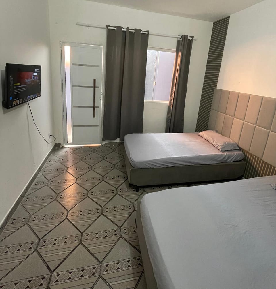 Bed, TV and multimedia, Bedroom