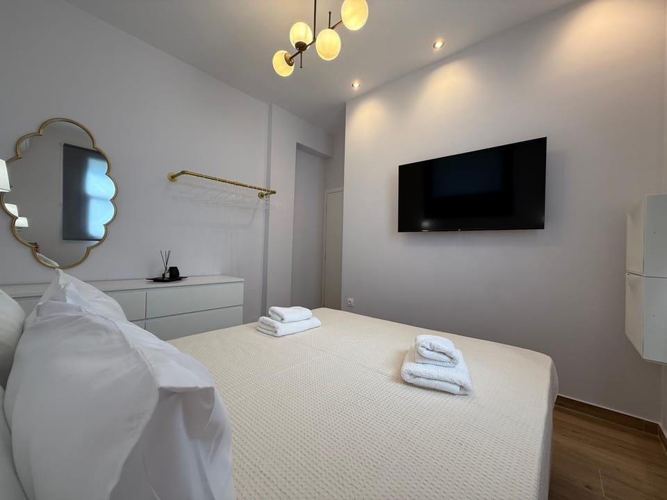 Bed, TV and multimedia, Bedroom